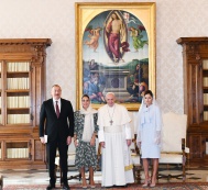 Президент Азербайджана Ильхам Алиев и первая леди Мехрибан Алиева встретились в Ватикане с Папой Франциском