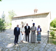 Президент Ильхам Алиев посетил в селе Нидж среднюю школу номер 1 и церковь Cвятого Елисея 