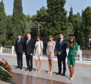 Президент Ильхам Алиев и члены его семьи посетили могилу великого лидера Гейдара Алиева и Аллею шехидов