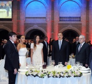 Президент Ильхам Алиев и его супруга Мехрибан Алиева приняли участие в официальном приеме, посвященном 28 мая – Дню Республики