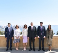 President Ilham Aliyev and family members pay a visit to national leader Heydar Aliyev’s grave and the Alley of Martyrs